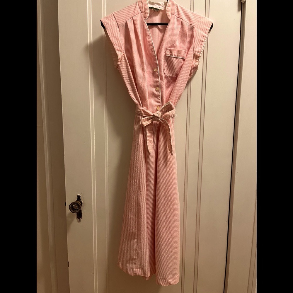 Vintage summer dress. Pink and white striped. Tie belt.